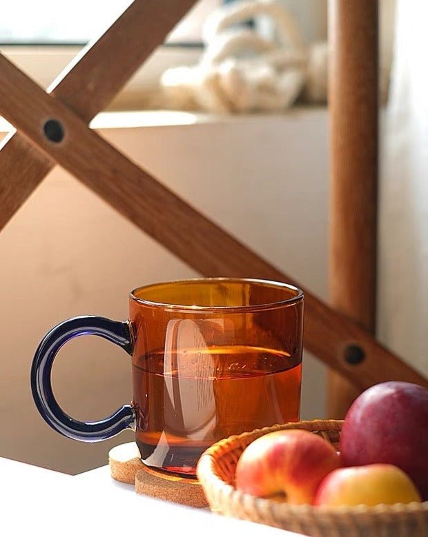 Tasses Aube — duo en verre ambré et bleu