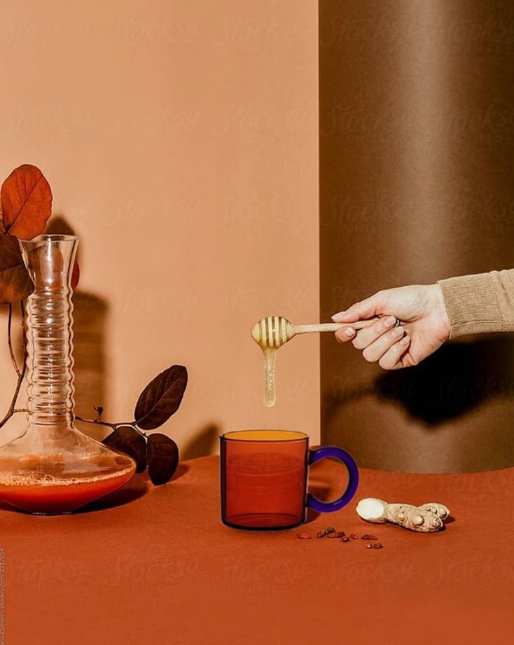 Tasses Aube — duo en verre ambré et bleu