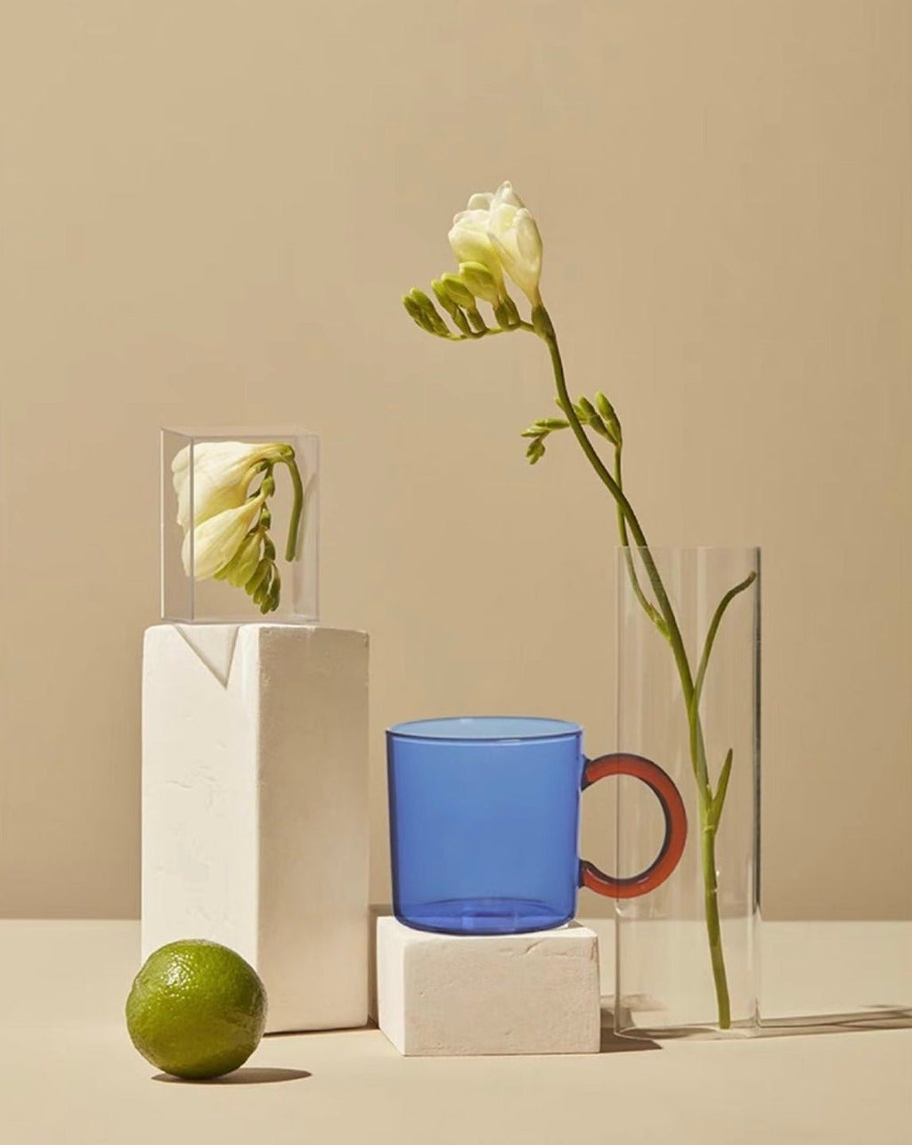 Tasses Aube — duo en verre ambré et bleu