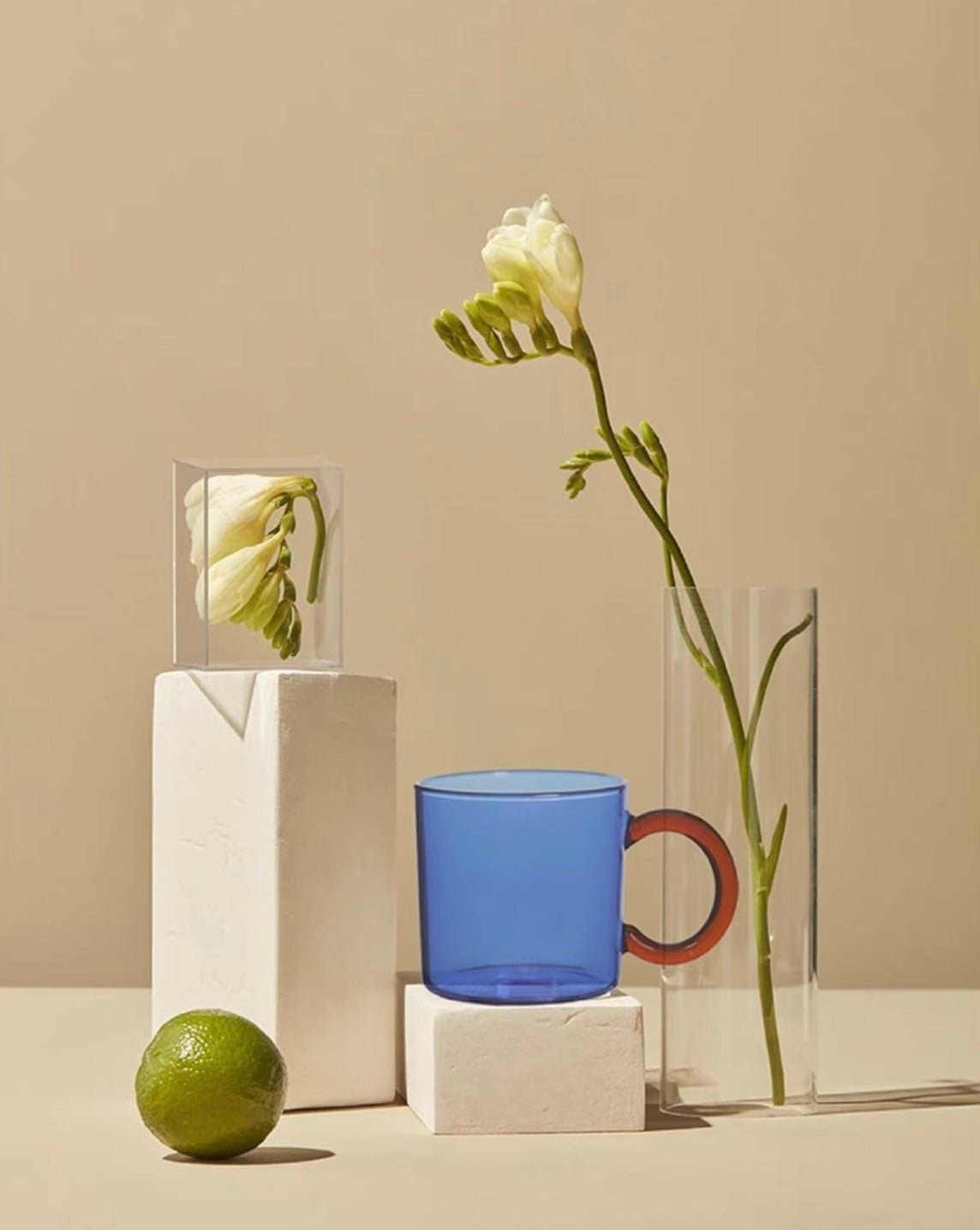 Tasses Aube — duo en verre ambré et bleu