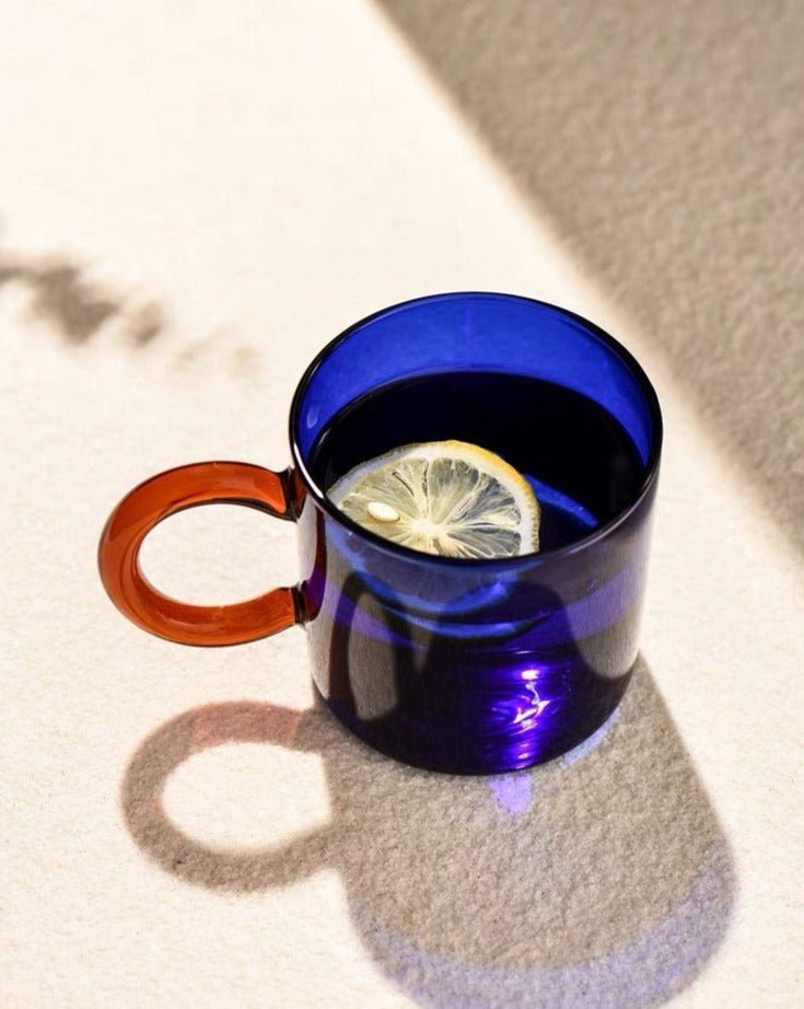 Tasses Aube — duo en verre ambré et bleu